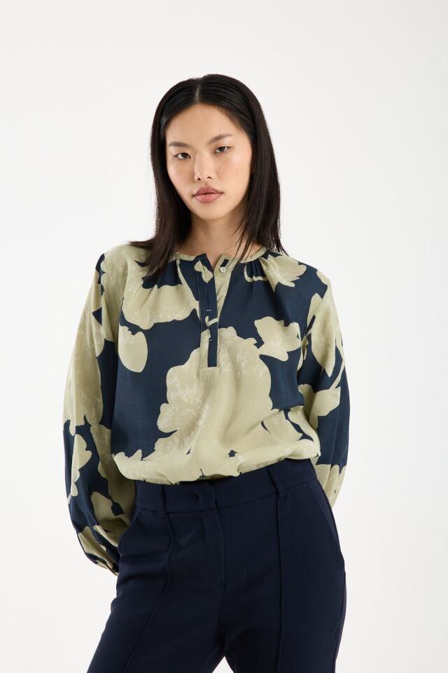 Büzgü Detaylı Yarım Patlı Hakim Yaka Desenli Modal Bluz YEŞİL - 44